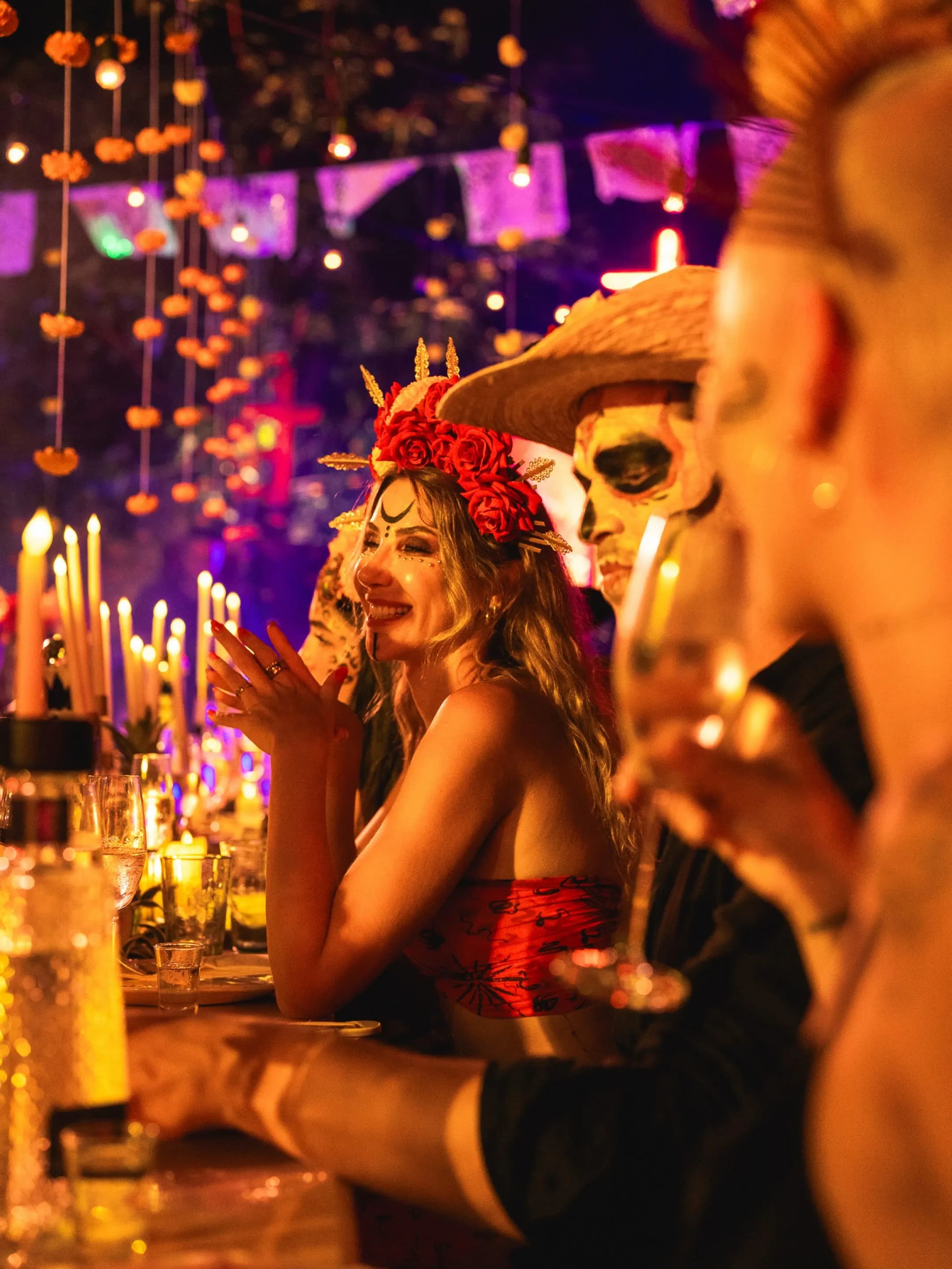 Гости в праздничных костюмах на официальном фото Día de los Muertos Motel Mexicola